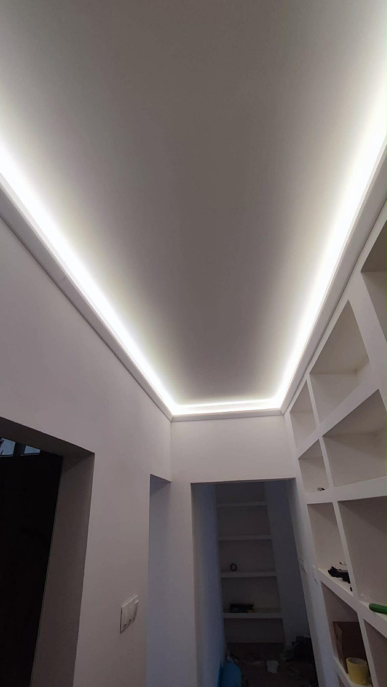 Ambientní LED osvětlení chodby se stropním sádrokartonem