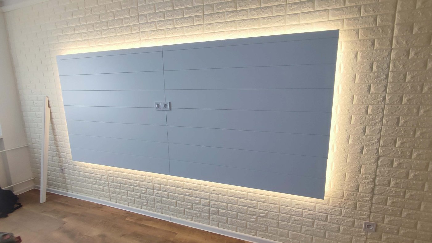 TV stěna s LED podsvětlením v obývacím pokoji