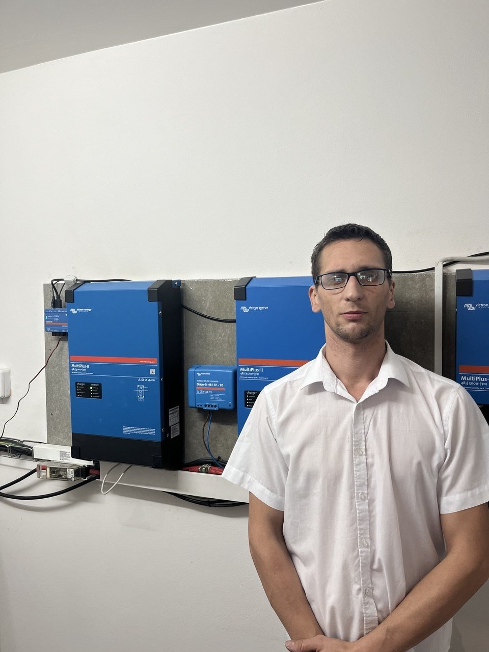 Ostrovní systém Victron MultiPlus-II ve firemní rozvodně